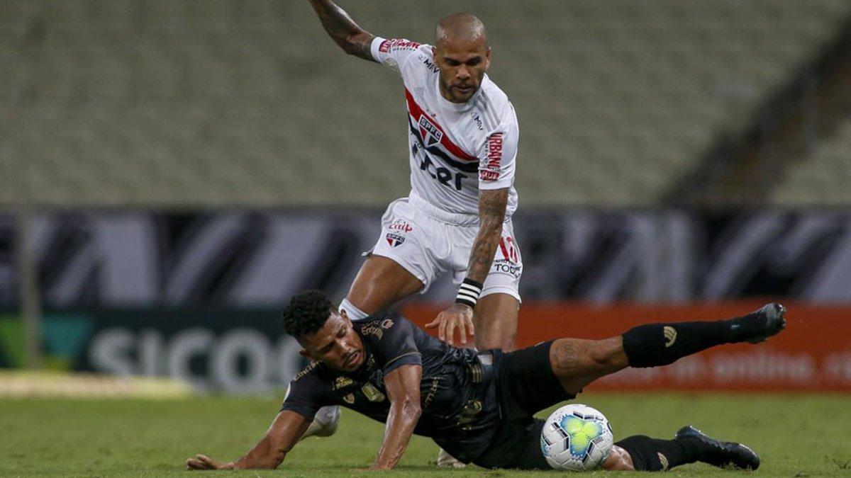 Dani Alves en acción en el partido contra el Ceará que su club pretende anular