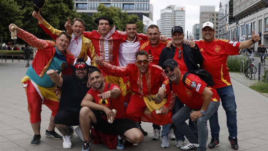 La afición española se hace sentir en Berlín para animar a la Selección contra Croacia
