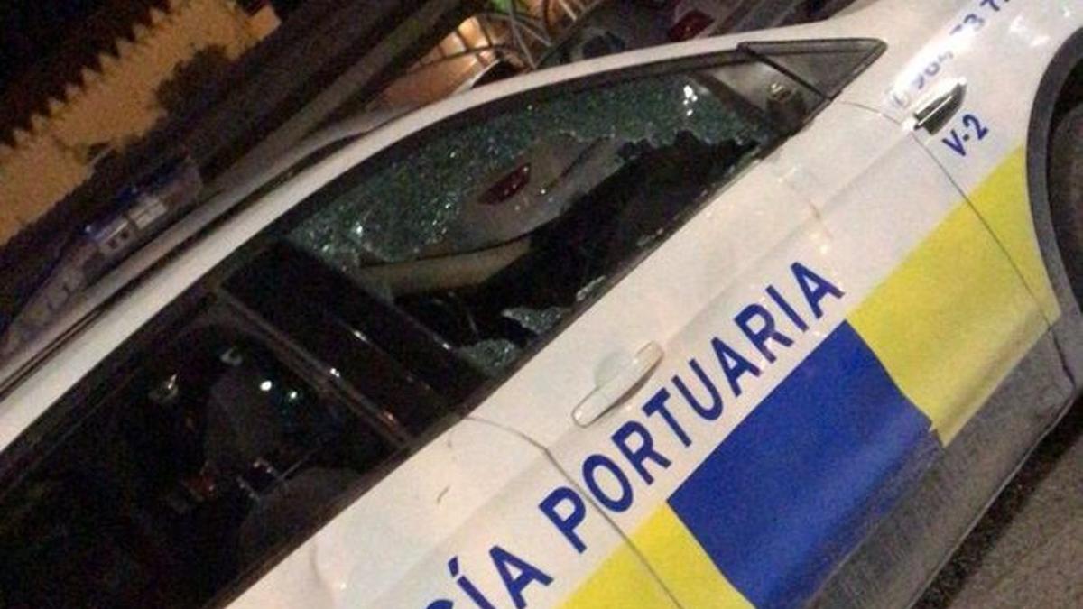 Así quedó el coche de la policía portuaria.