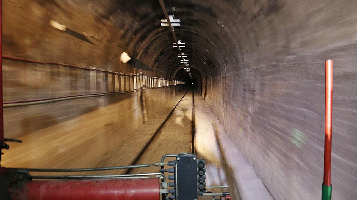 L’interior del túnel per on circulen trens de l’R3 en direcció a Puigcerdà. | ACN