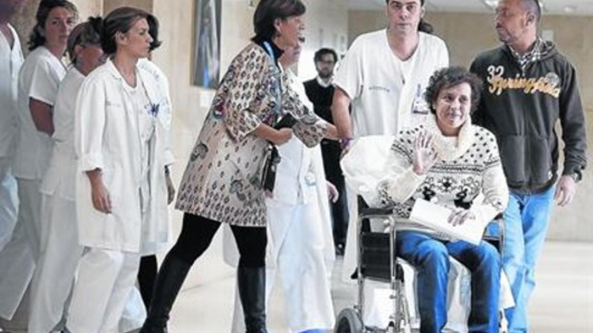 Teresa Romero, su marido y sus compañeros, antes de abandonar el Hospital Carlos III de Madrid, ayer.