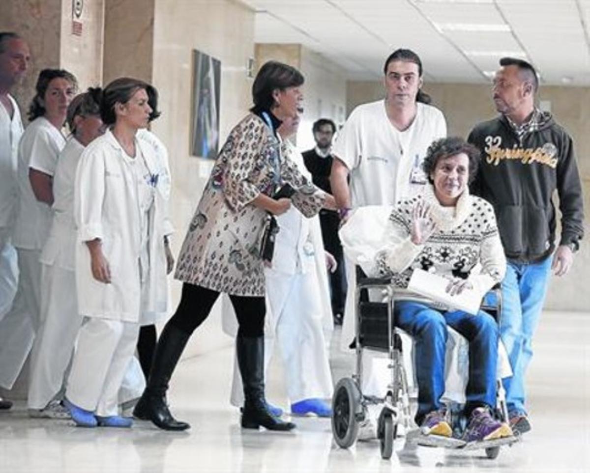 Teresa Romero i el seu marit, abans d’abandonar l’Hospital Carles III de Madrid, ahir.