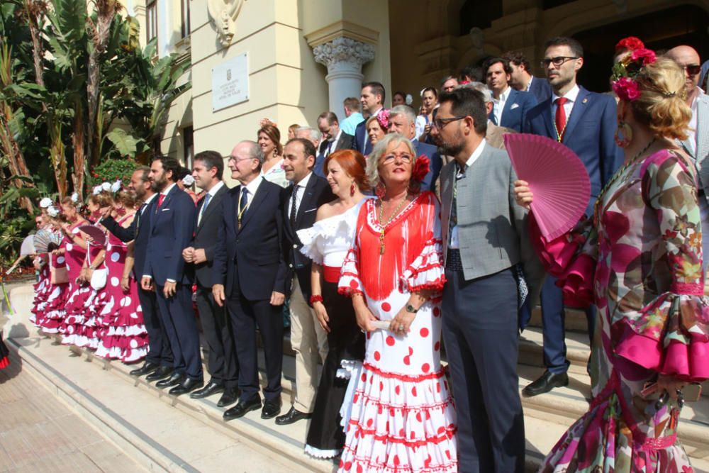 Con la entrega de la bandera de la ciudad a Andrés Olivares ha comenzado la romería hasta la Basílica de la Victoria este sábado por la mañana