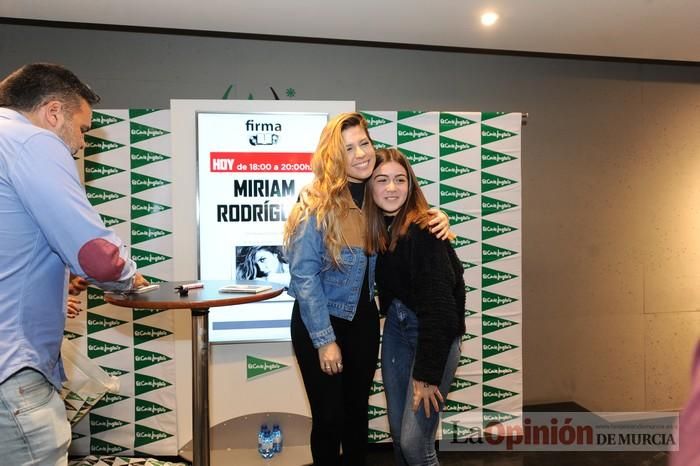 Miriam Rodríguez firma discos en El Corte Inglés