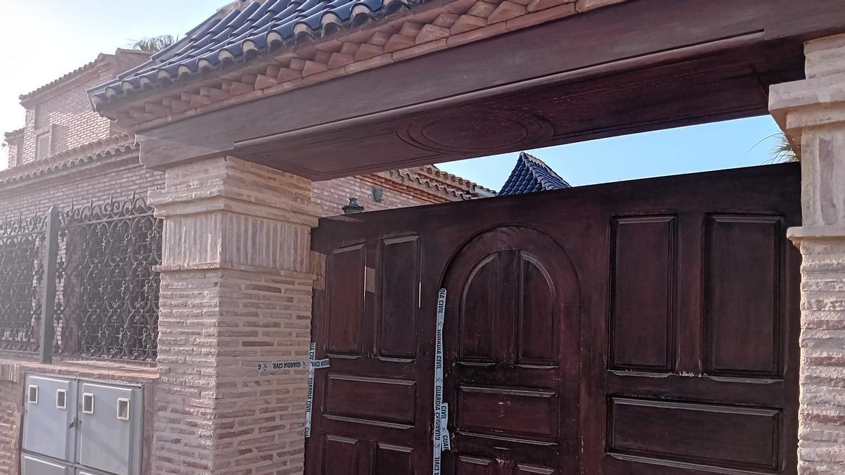 El acceso al chalé fue precintado por la Guardia Civil el día del hallazgo del cuerpo.