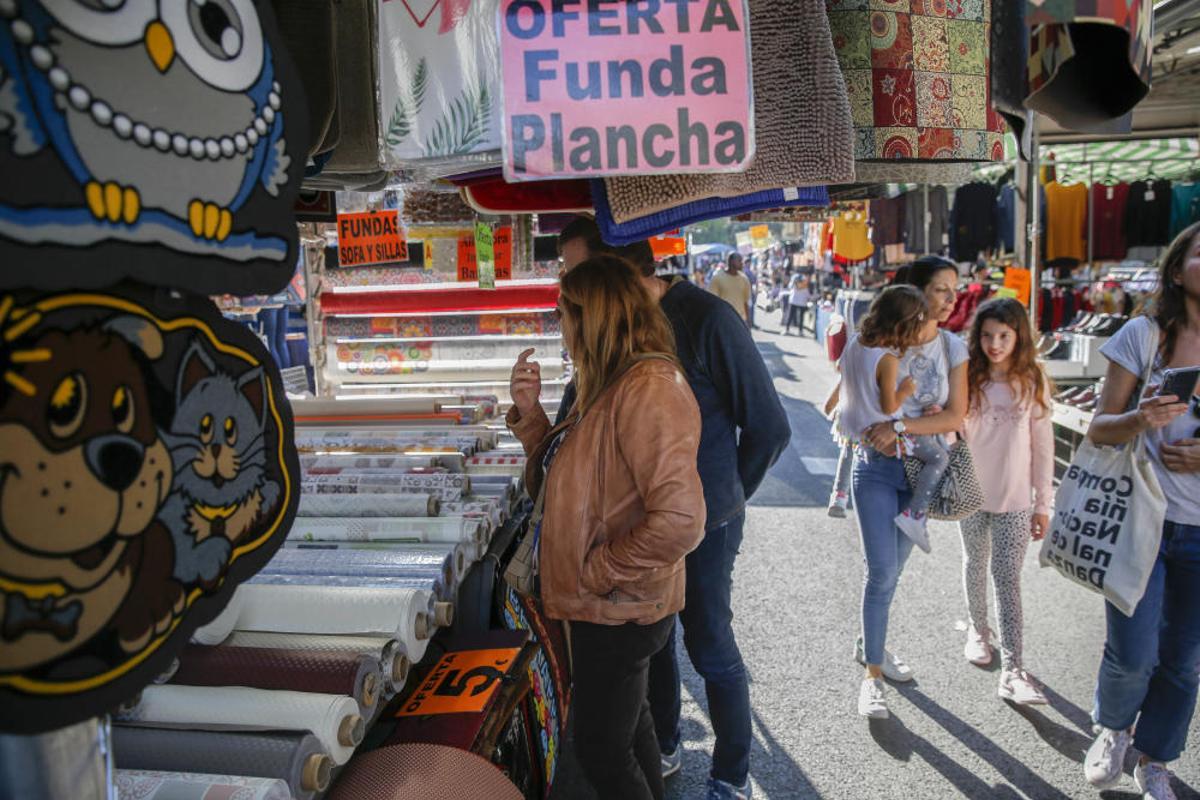 Mercadillo en la plaza del Ayuntamiento de València Mercadillo en la plaza del Ayuntamiento de València