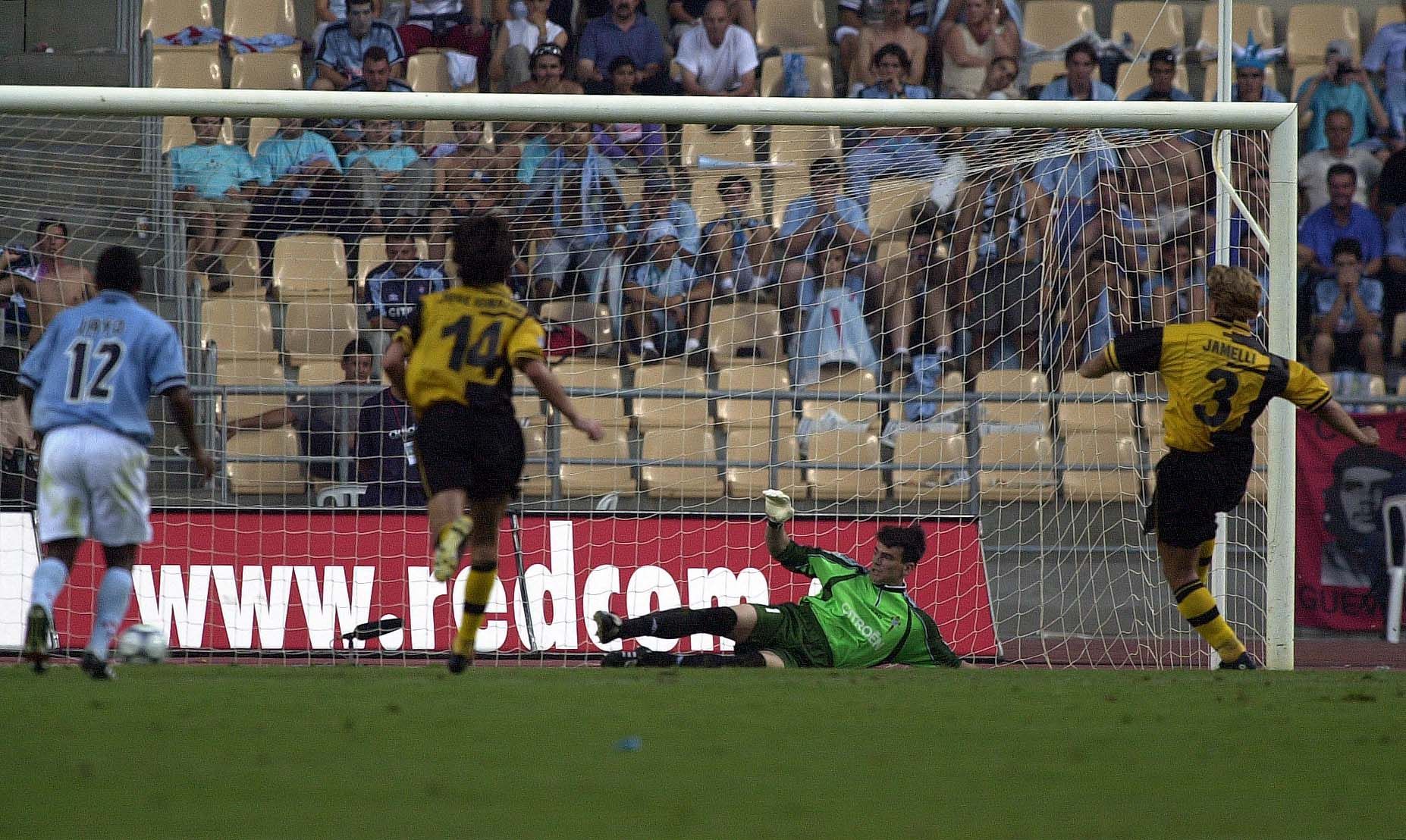 CAVALLERO 30-06-01 No pudo evitar la goleada en la final de copa del 2001.jpg