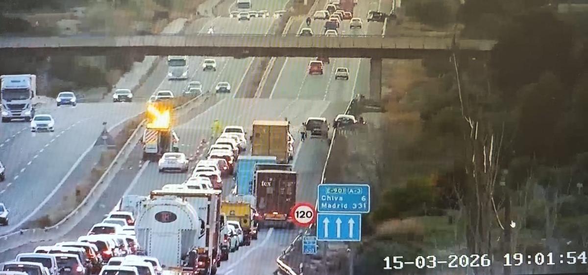 Imagen de la DGT con la retención en Cheste.