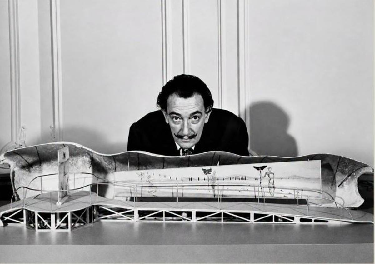 Salvador Dalí con la maqueta de la instalación 'Crisalida' (1958).