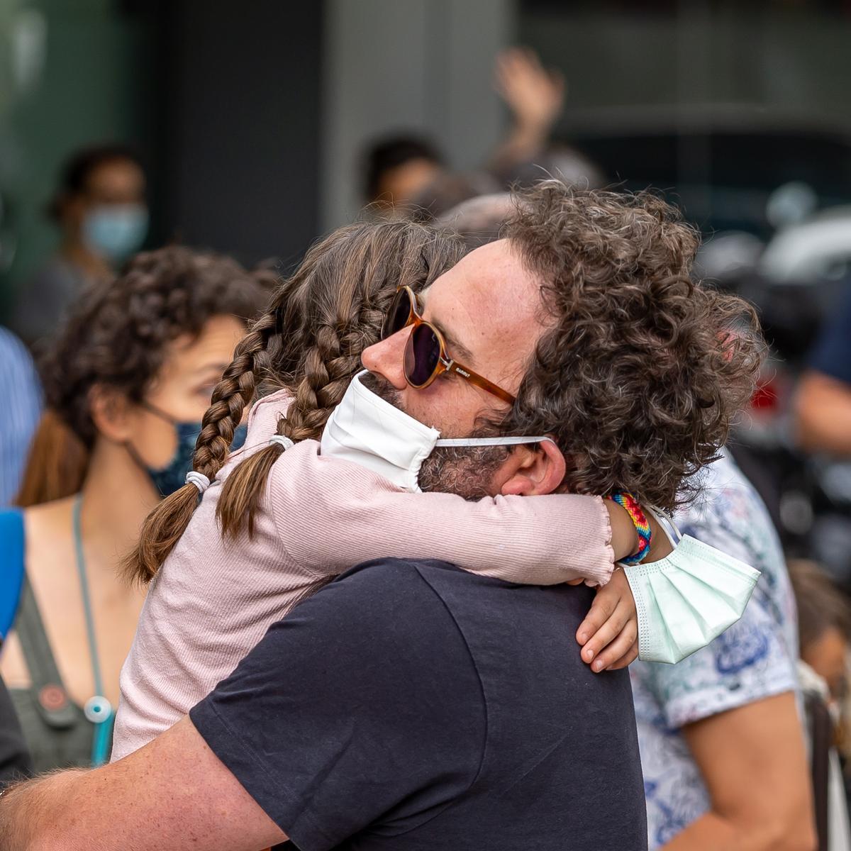 Una niña se abraza a su padre.