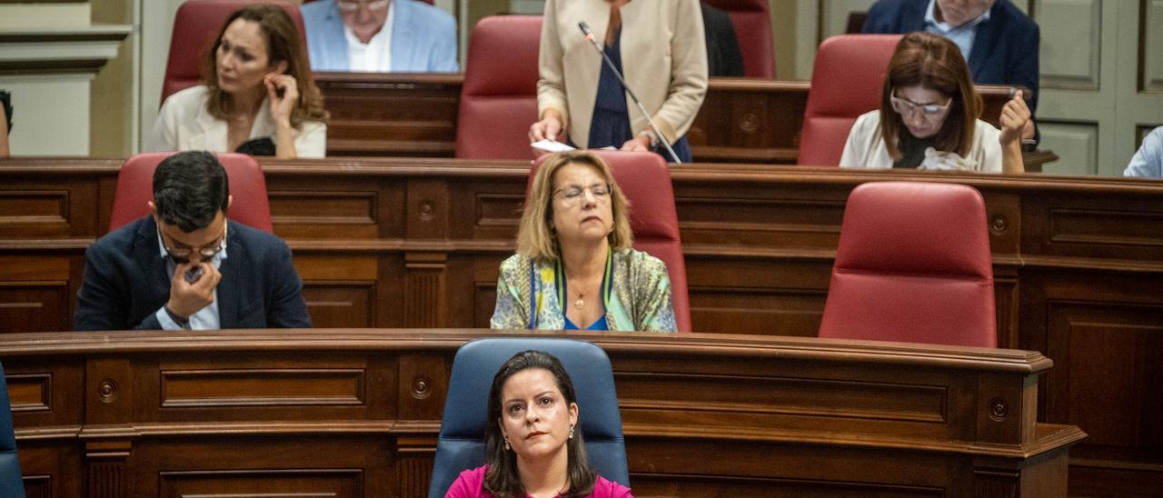 La consejera Yaiza Castilla, en primer término, ayer en el Parlamento.