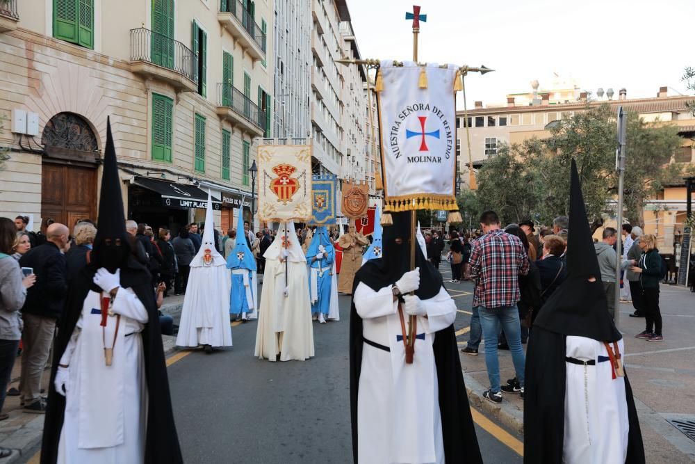 Bis Karfreitag ziehen wieder die Büßer in eindrucksvollen Umzügen durch die Innenstadt von Palma. Den Höhepunkt bildet der Gründonnerstag (13.4.), an dem alle 33 Bruderschaften in verschiedenen Routen