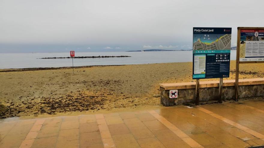 La playa de Ciutat JardÃ­ es una de las &#039;cerradas&#039; al baÃ±o.