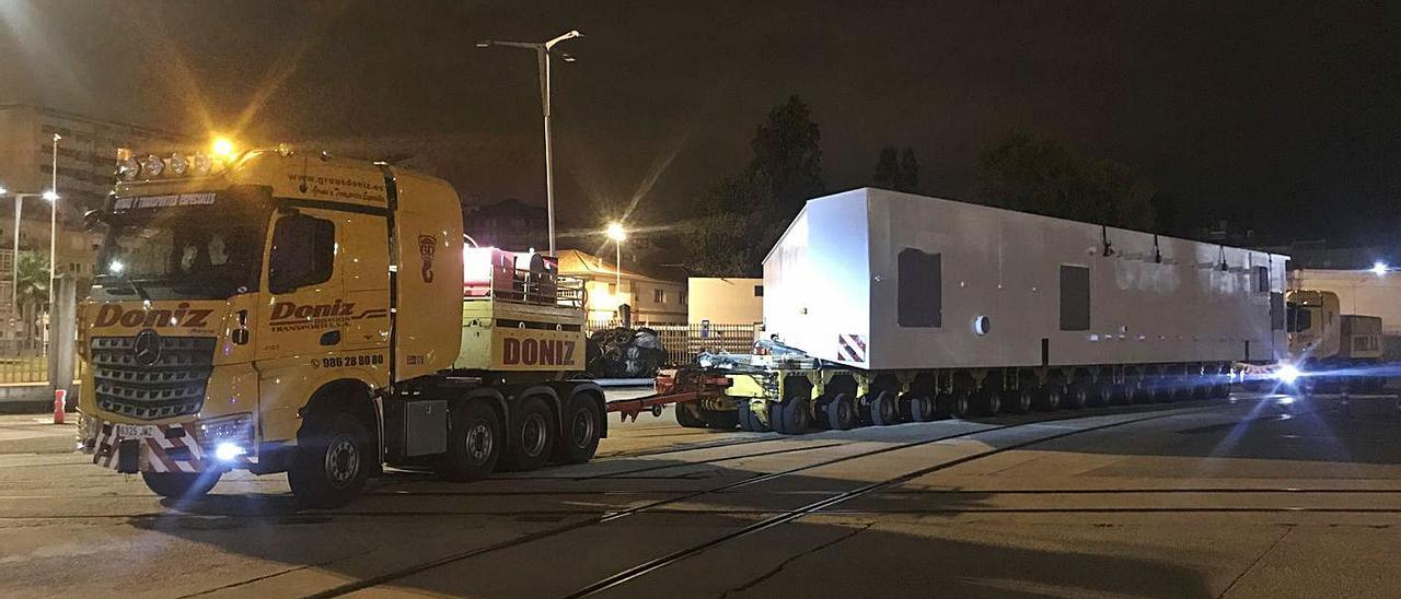 Un camión de gran tonelaje discurre de noche por la zona que se va a reparar.   | // FDV