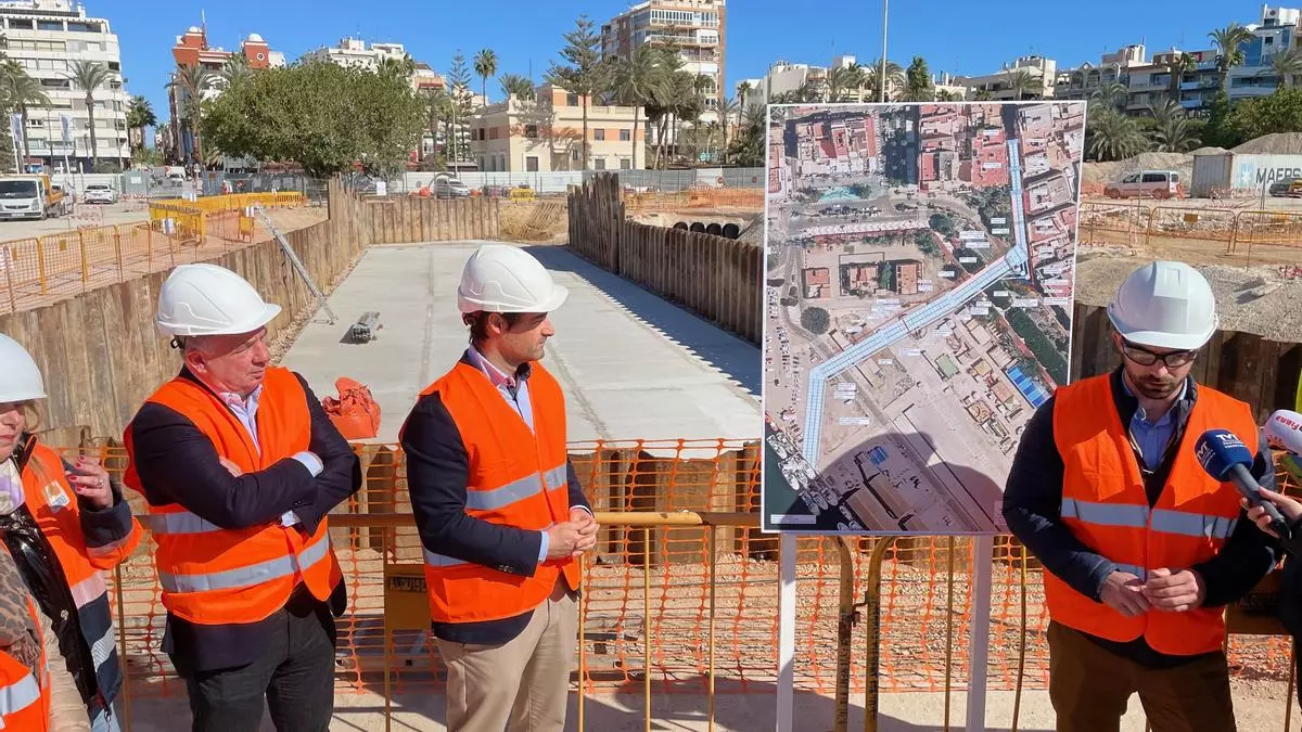 Torrevieja acelera la obra del colector para evitar inundaciones en la zona de ocio del puerto