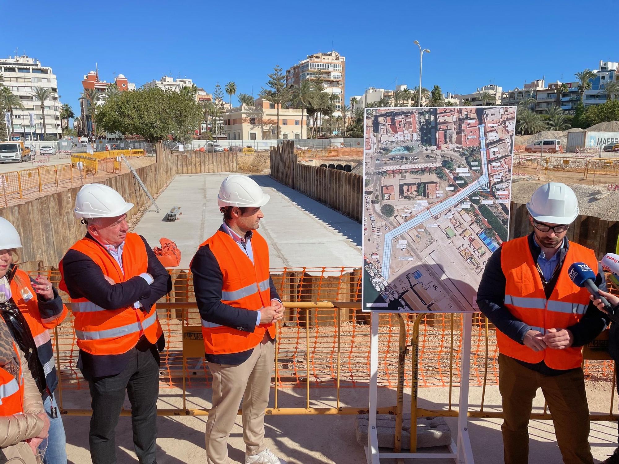 Obras del colector de pluviales de la rambla Juan Mateo y la nueva zona de ocio de Torrevieja en el puerto