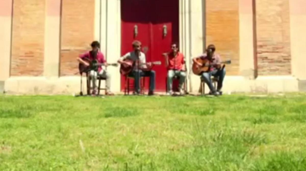 El grup Manel interpreta el tema ’Vés Bruixot’ per presentar el Vida Festival de Vilanova i la Geltrú.