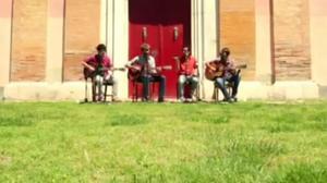 El grup Manel interpreta el tema ’Vés Bruixot’ per presentar el Vida Festival de Vilanova i la Geltrú.