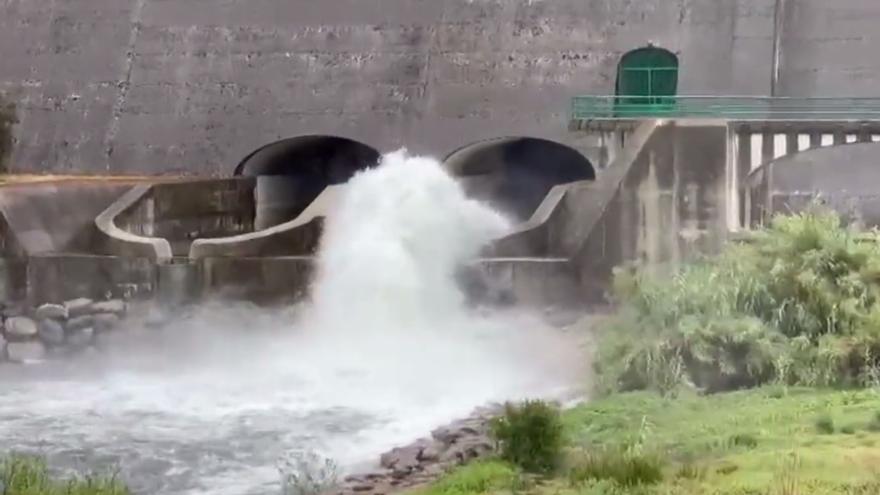 La presa de Bellús desembalsa 7.000 litros de agua por segundo tras las fuertes lluvias