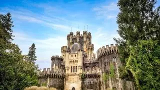 El castillo más bonito de España es una joya del arte neogótico