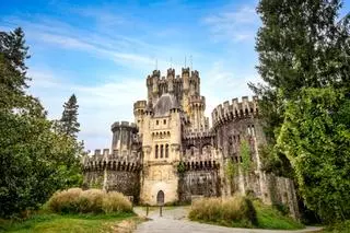 El castillo más bonito de España es una joya del arte neogótico