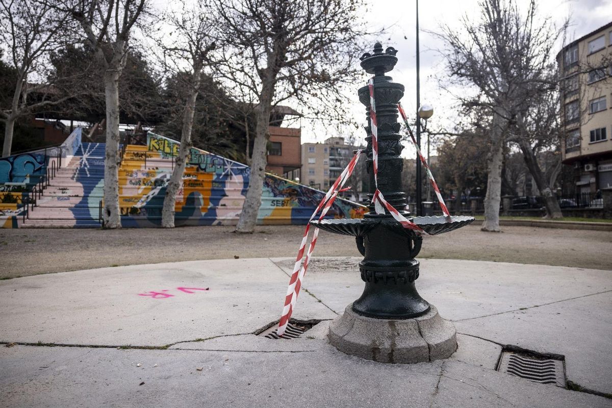 Una de las fuentes del Parque del tio Jorge cerrada