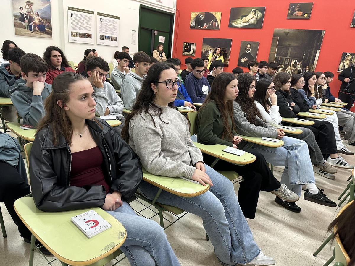 Alumnos durante la sesión divulgativa con la presidenta del Congreso.-