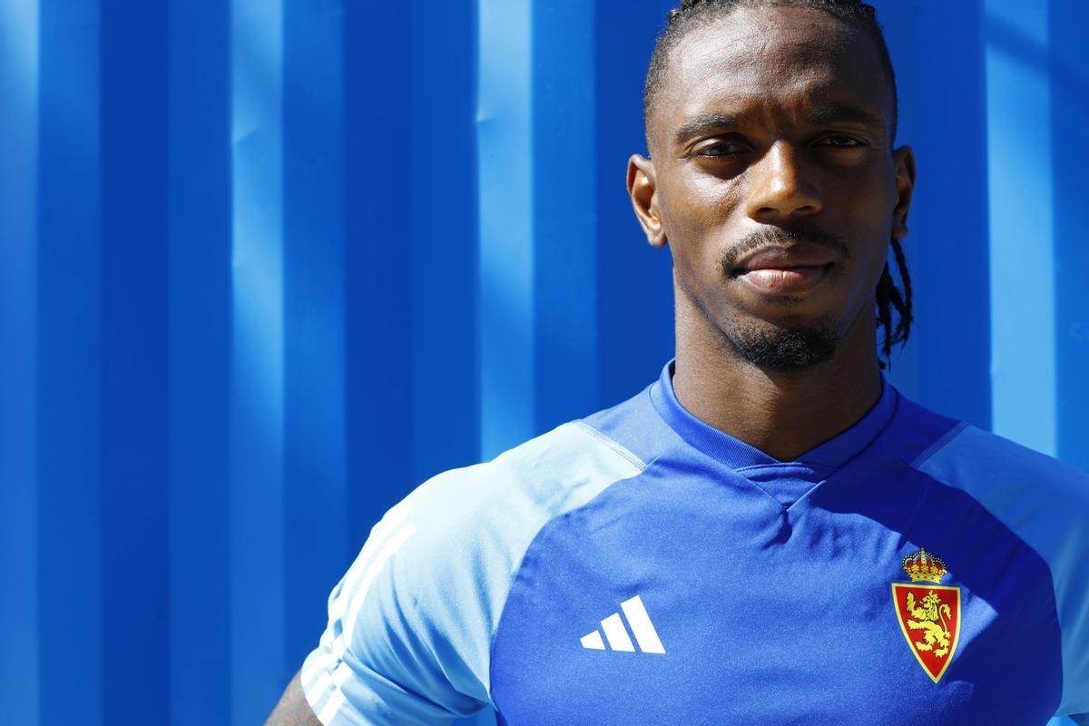 Jair Amador posa en la Ciudad Deportiva tras el entrenamiento de este miércoles.