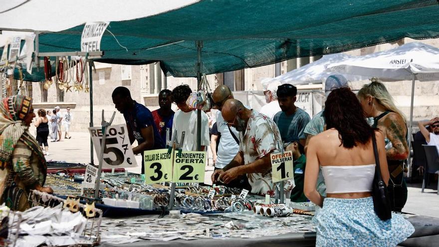 El Ayuntamiento de València cita a los vendedores de los mercadillos para abordar el repunte de la delincuencia