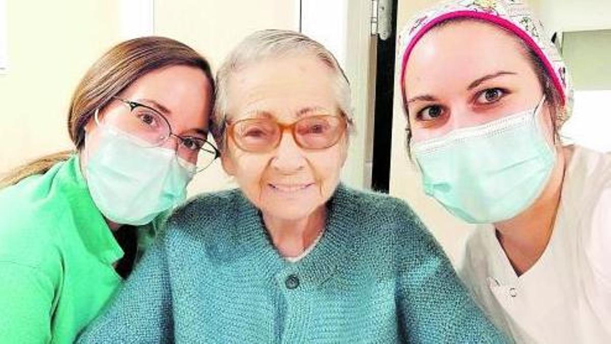 Isabel Núñez junto a dos sanitarias en el Hospital Quirón.