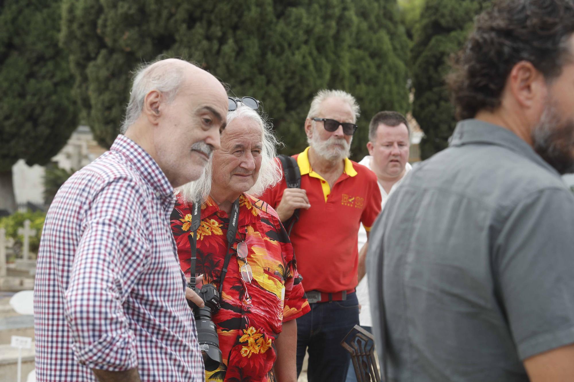 Un grupo de sindicalistas noruegos visitan las fosas de la Guerra Civil en Paterna