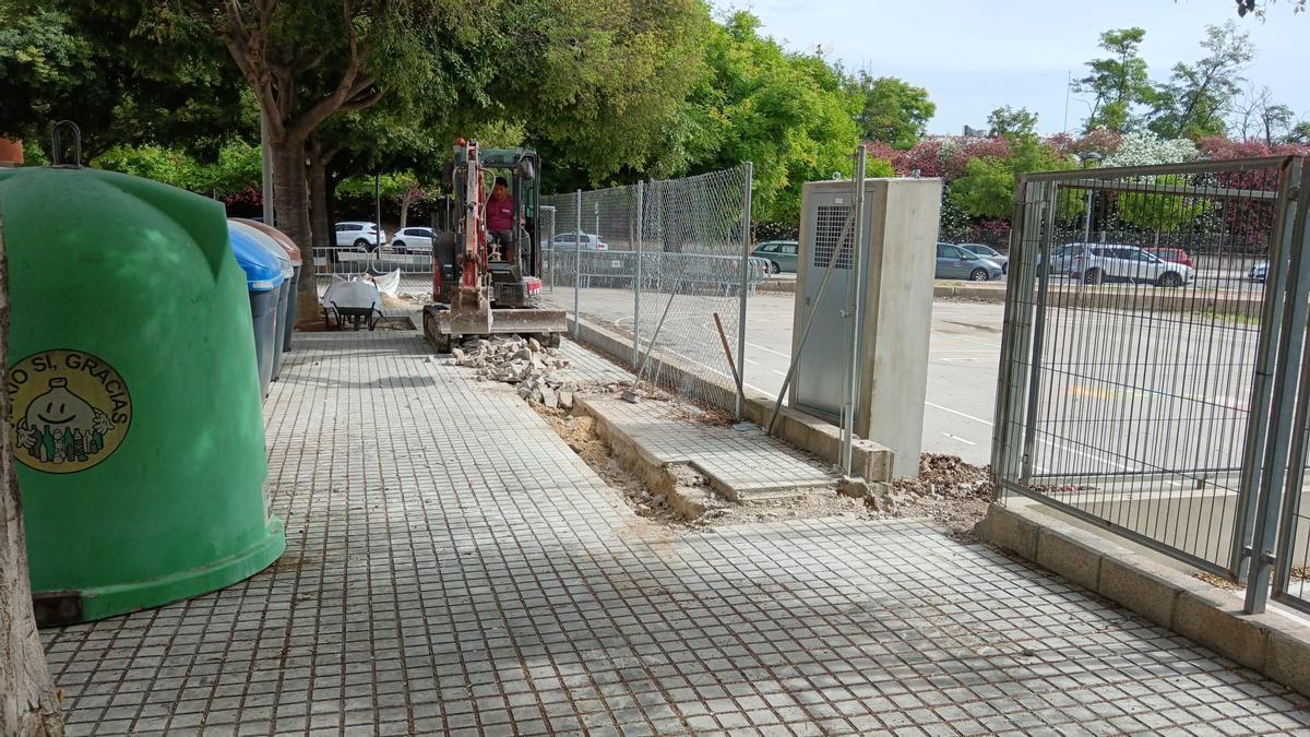 Obras de la nueva línea eléctrica junto a la parcela donde se construirá el centro de salud Cecília Sanz.