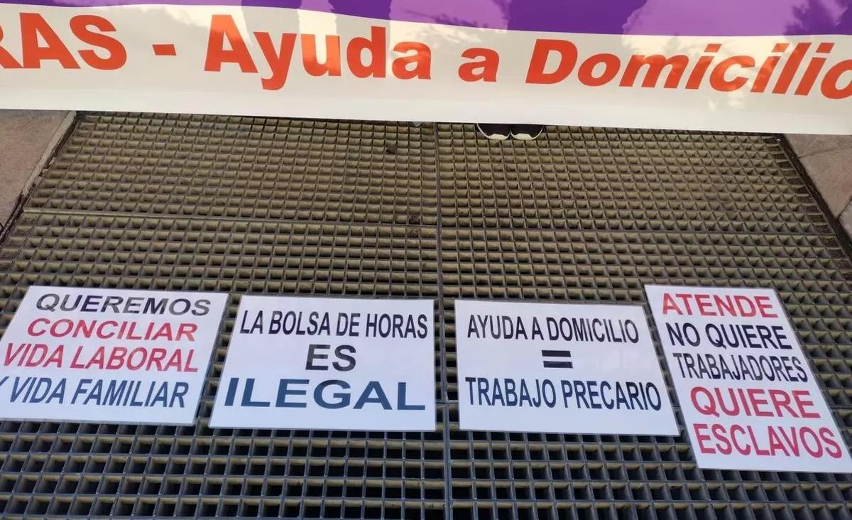 Algunos de los carteles que las auxiliares de ayuda a domicilio llevan a sus protestas.