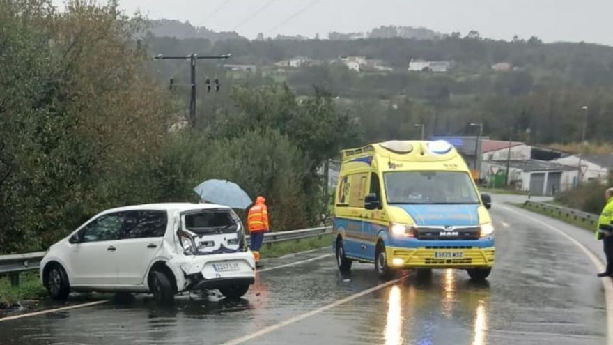 Una grúa colisiona contra un turismo en A Estrada