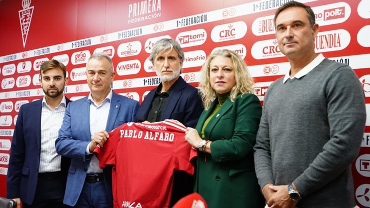 Alfaro es presentado como nuevo técnico del Real Murcia