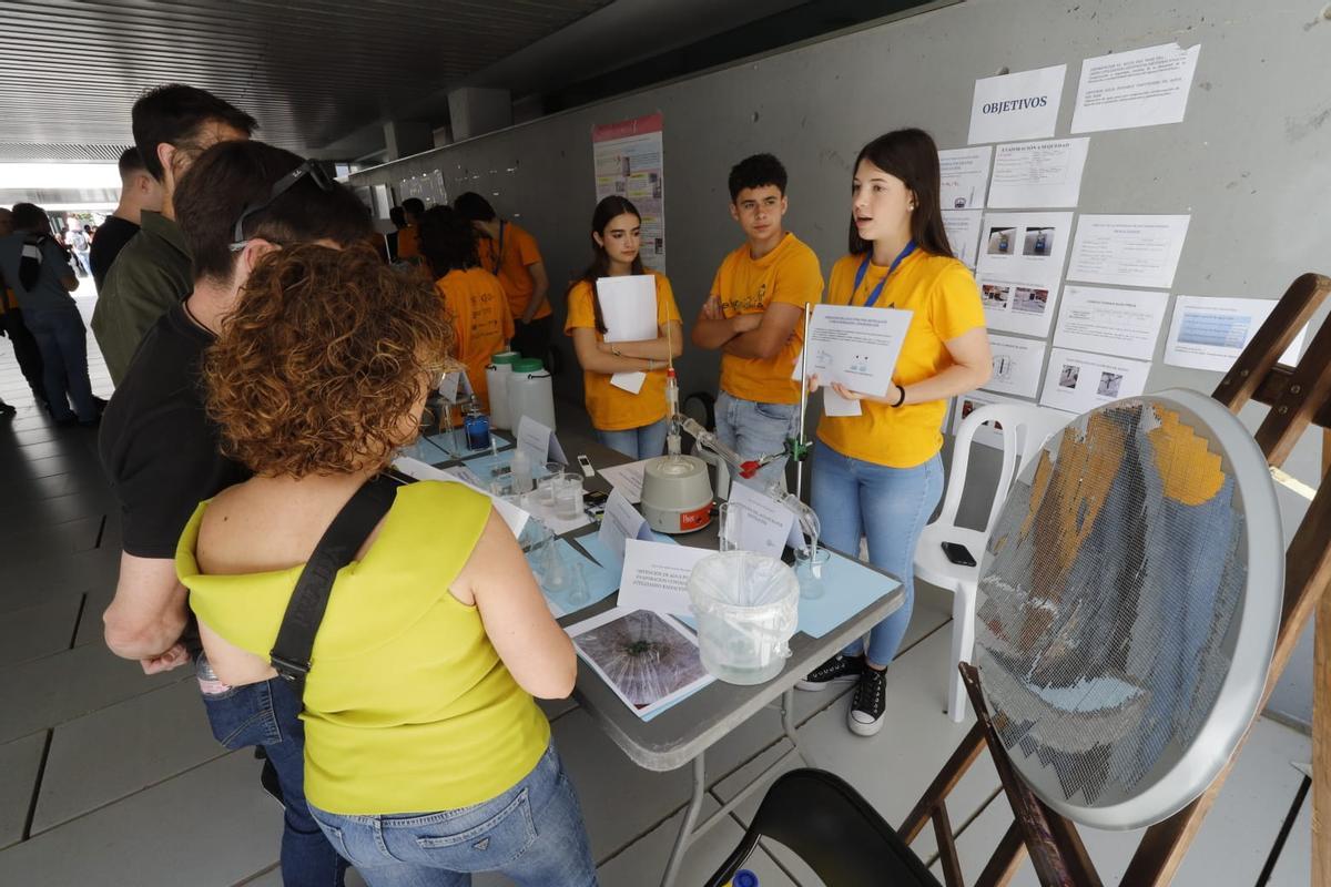 Miles de jóvenes se acercan a la ciencia en la Expociencia en el Parc Científic de la UV