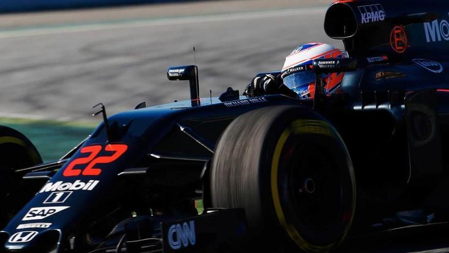 Jenson Button, ayer, a los mandos del McLaren-Honda en el circuito barcelonés de Montmeló.