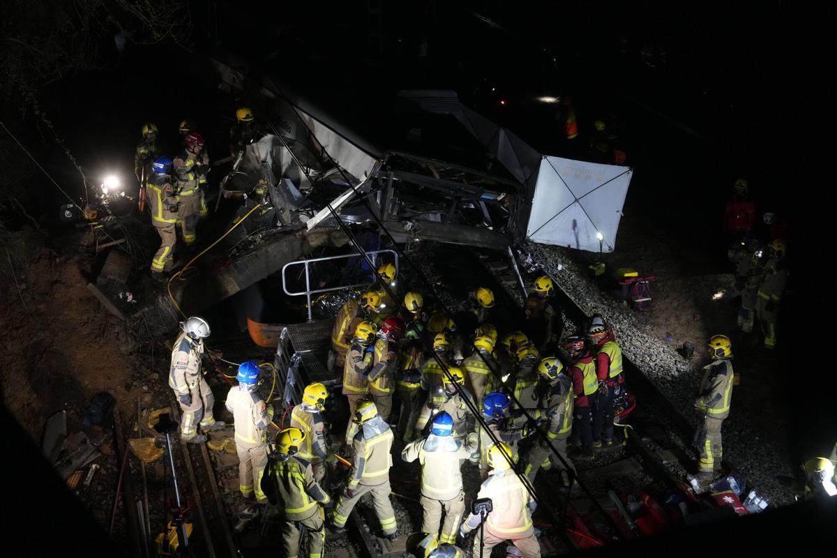 El accidente del tren de rodalies de la R4 en Gelida que ha descarrilado ha provocado un muerto, el maquinista del convoy, y cuatro heridos graves, así como 34 heridos de carácer más leve.