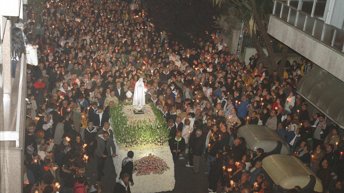 La cabeza de la procesión a su salida en la noche de este miércoles 13 de mayo de su santuario en O Couto