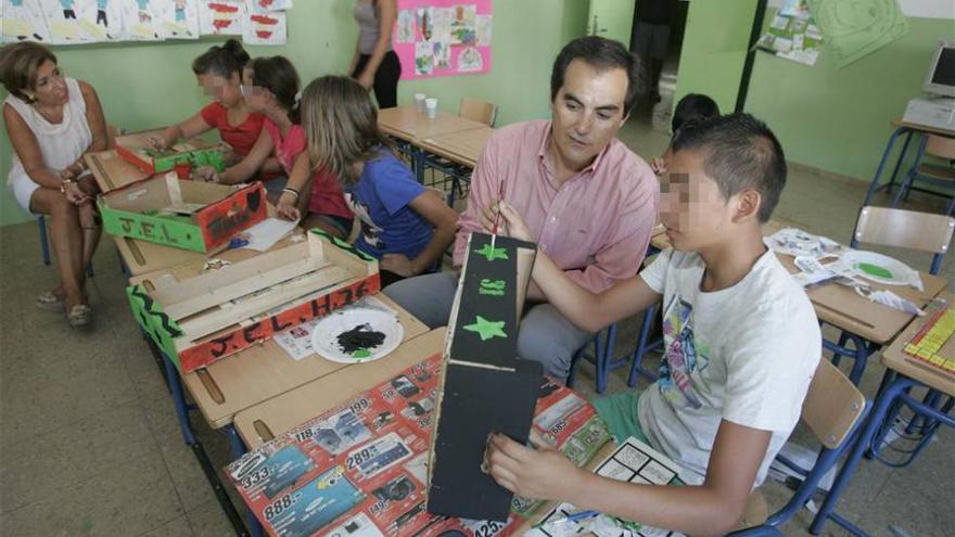 Tres colegios cubren en verano las necesidades de 200 niños