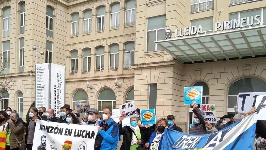 Protesta en Lérida a la que han acudido vecinos de Monzón y otras localidades de Huesca para pedir un cercanías que les una.