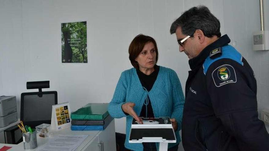 Alonso entrega a Cuñarro uno de los dos lectores de microchip.