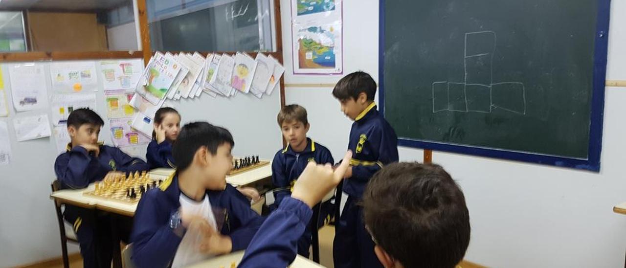 Imagen de los participantes en las clases de ajedrez en las aulas del Monterrey.