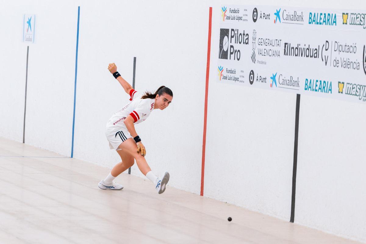 Ana es prepara per al colp de raspall.
