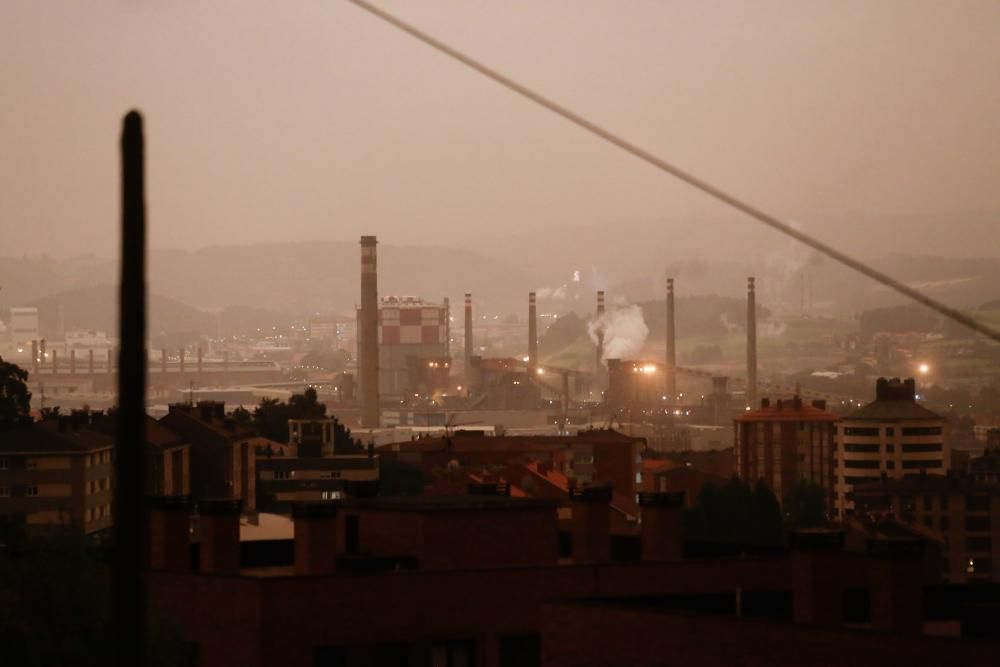 Oscuridad y fuerte olor a humo en toda Asturias