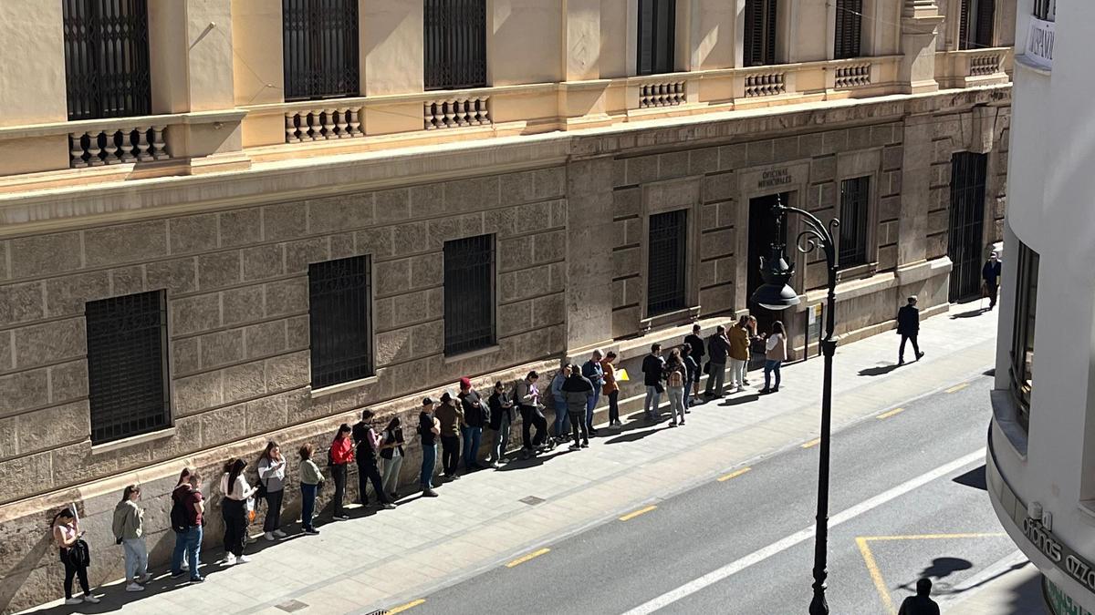 Colas del padrón en el Ayuntamiento de València