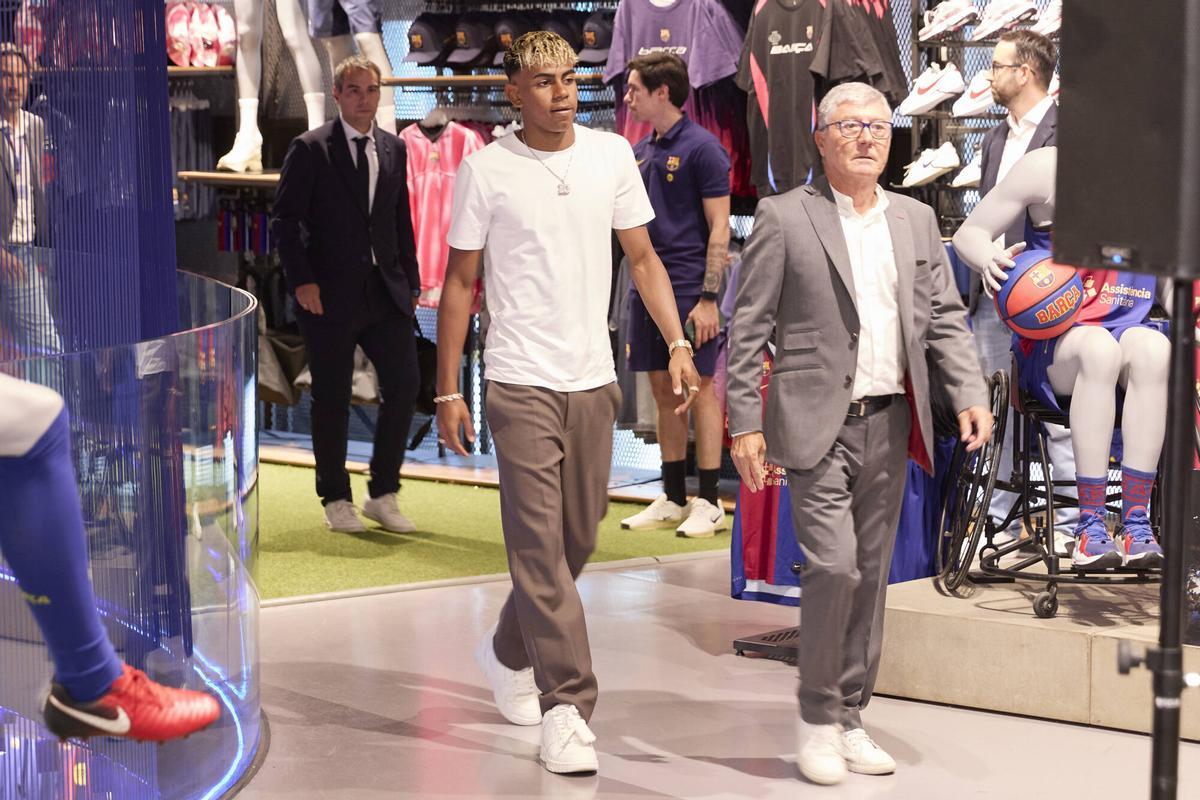 Gabriel Martínez, director de comunicación del Barça, junto a Lamine Yamal