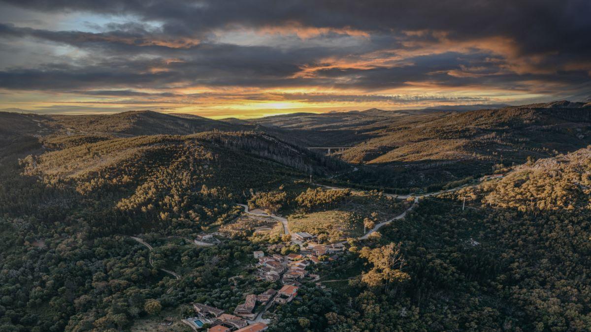 Esta aldea rodeada de bosque y montañas conserva su arquitectura tradicional intacta.