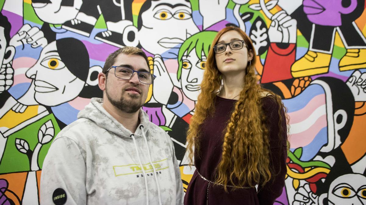 Airto y Raquel, dos personas trans en la sede de Lambda en València.