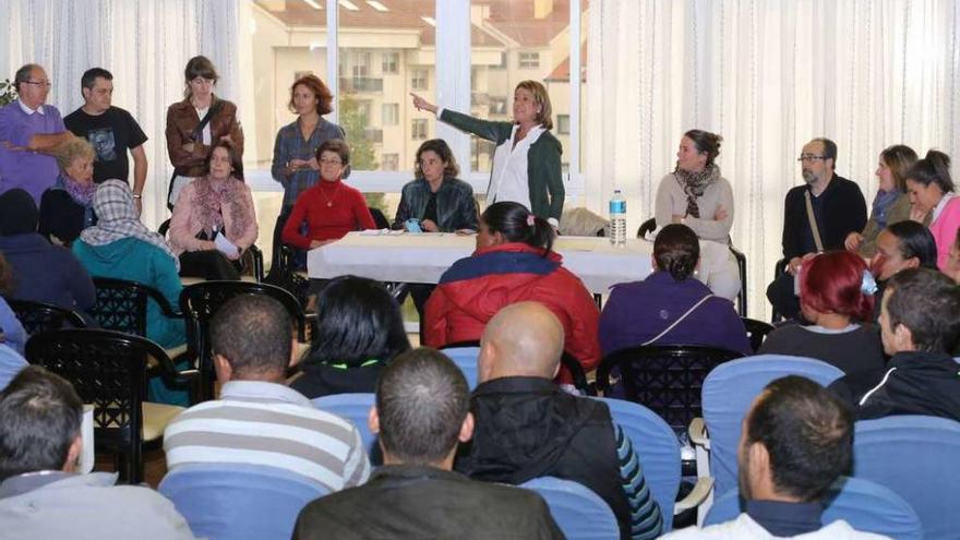 Voluntarios, padres y alumnos, ayer, en una reunión informativa sobre el programa escolar. // Bernabé/Gutier